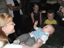 Anneke met Stijn bij de doopvont